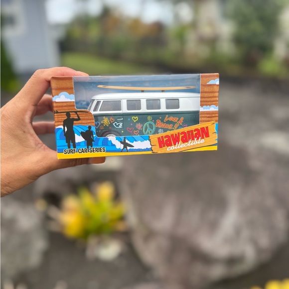 Hawaiian Collectible Bundle – Surf Van, Solar Hula Doll & Puzzle - Picture 4 of 9